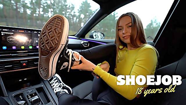 She did a shoejob in her Converse in my car [4K]