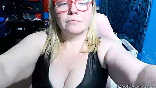 Camshow: Red Shiny Miniskirt Orgasm