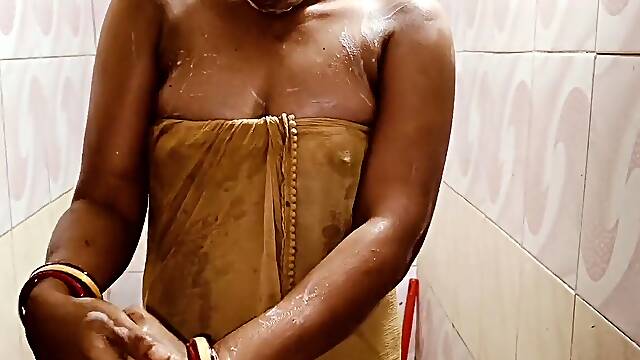 Natural village housewife takes a naked bath in the mansion