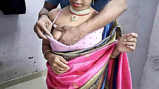 Indian Desi Bhabhi hook-up in saree.