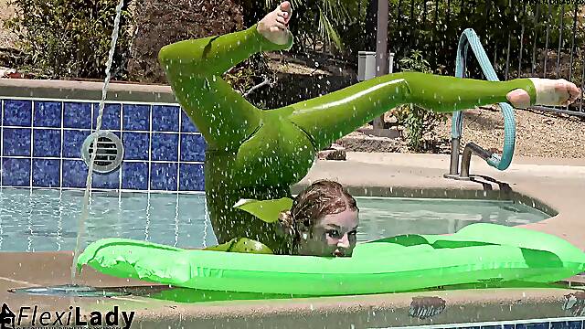 A sunny day in Las Vegas I use the time to show off my latex catsuit and bend me flexible