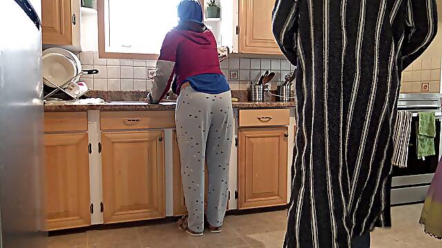 Moroccan Wife Gets Creampie Doggystyle Quickie in the Kitchen